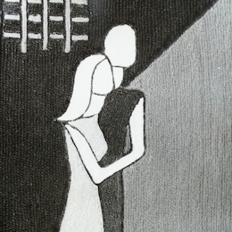 Una pareja se abraza en el encierro.