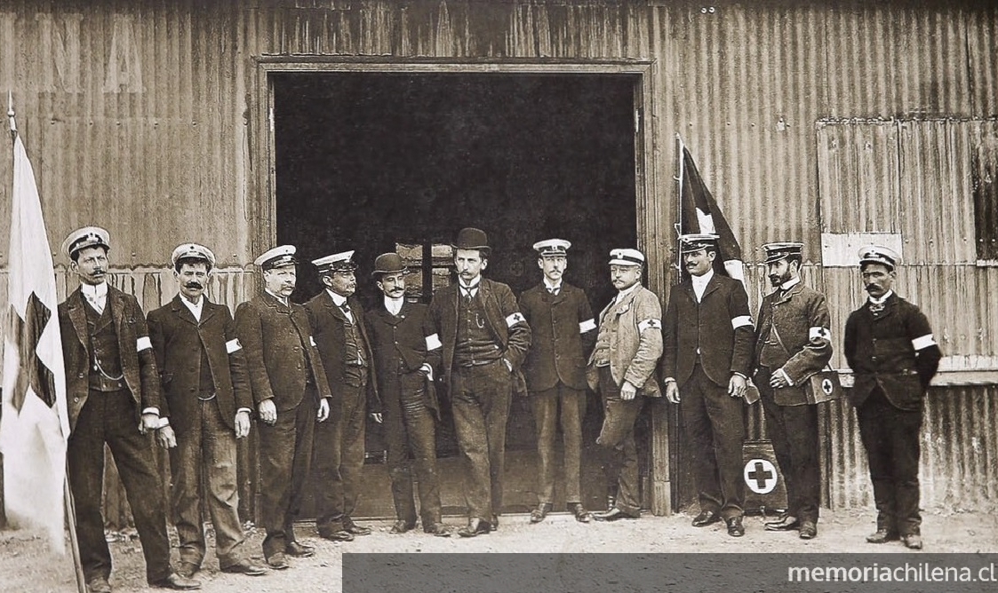 1. Fundadores de Cuerpo de Asistencia Pública, actualmente la Cruz Roja Chilena, filial Punta Arenas, hacia 1905.