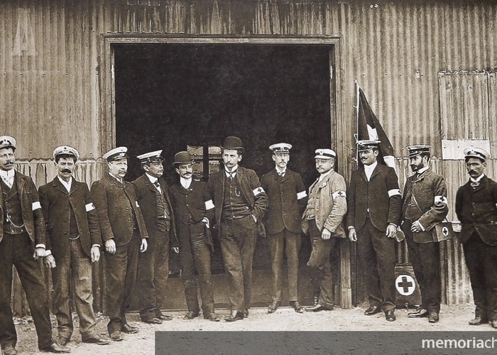 1. Fundadores de Cuerpo de Asistencia Pública, actualmente la Cruz Roja Chilena, filial Punta Arenas, hacia 1905.