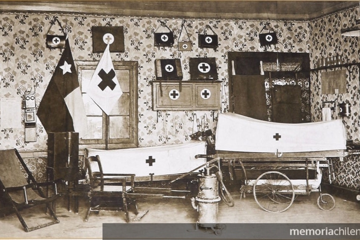 2. Primeras camillas y enseres de primeros auxilios utilizados para la atención de enfermos. Punta Arenas, hacia 1905.