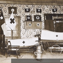2. Primeras camillas y enseres de primeros auxilios utilizados para la atención de enfermos. Punta Arenas, hacia 1905.