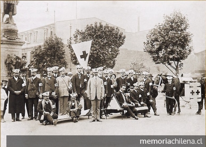 4. Voluntarios de la Cruz Roja de Magallanes en Valparaíso, 1906.
