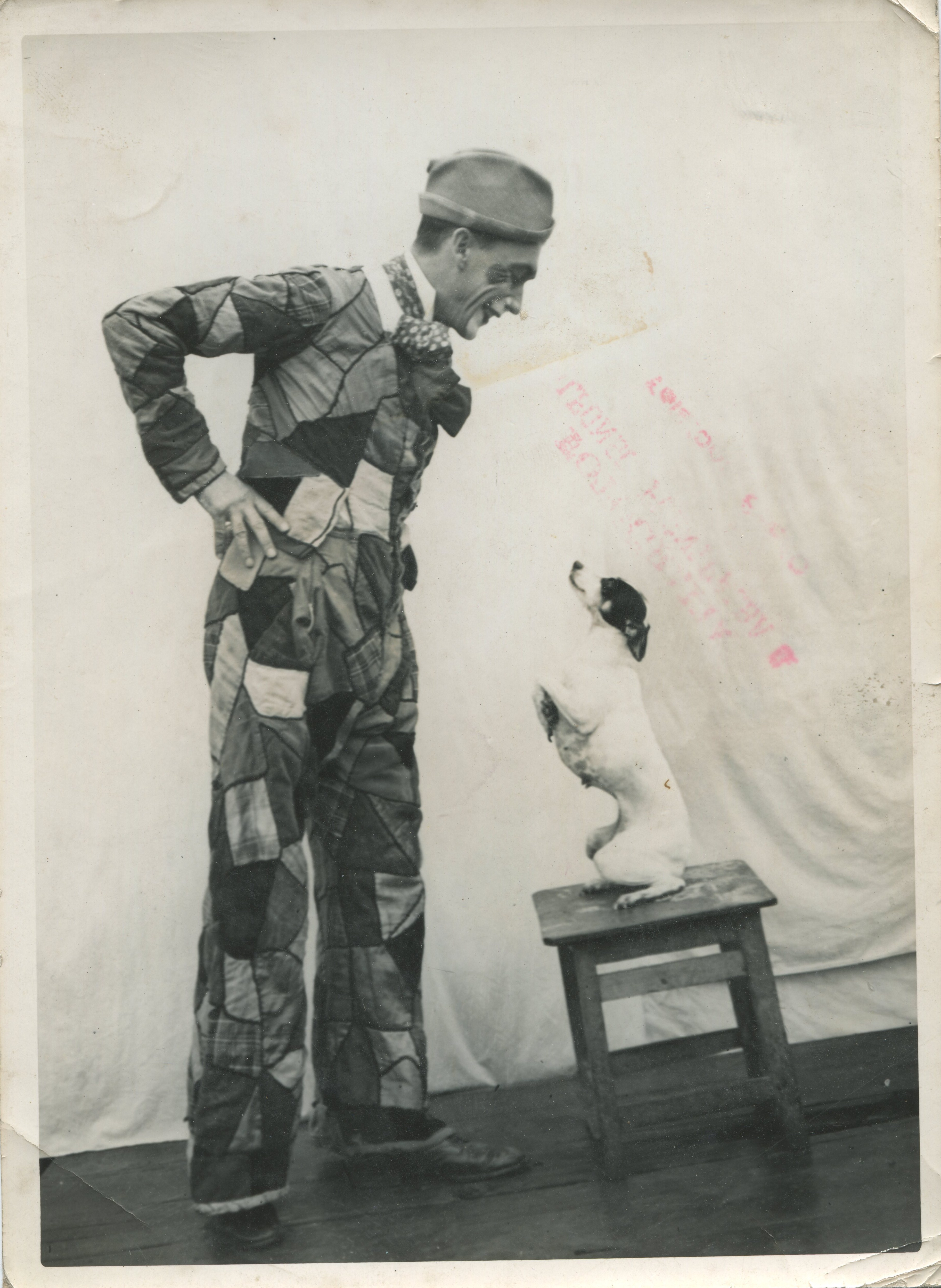 13. Payaso y su mascota, hacia 1940