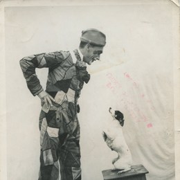 13. Payaso y su mascota, hacia 1940