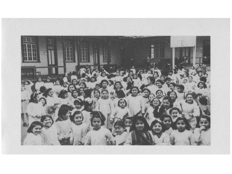 4. Alumnas de la Escuela Isidora Cousiño, en Lota Alto.