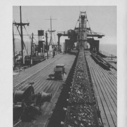 9. Una cinta transportadora, lleva carbón al interior de un barco.