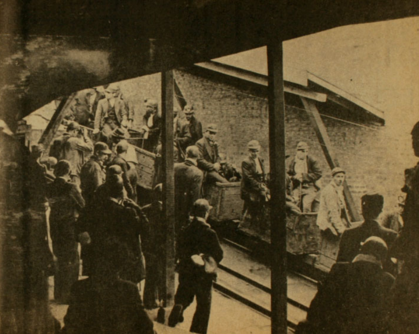 13. Mineros entrando a una mina.
