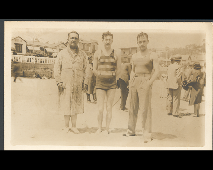 2. Eduardo Matte y Ossa y dos hombres en la playa de Cartagena, 1925.