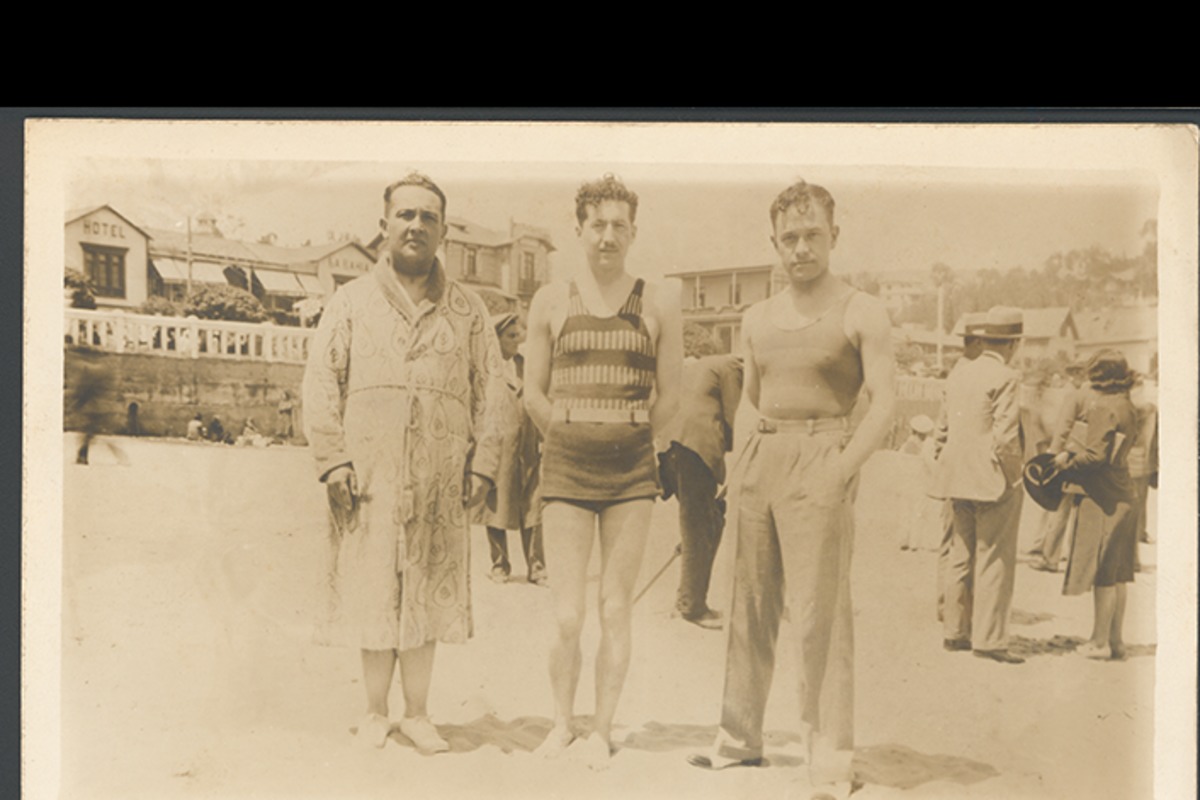 2. Eduardo Matte y Ossa y dos hombres en la playa de Cartagena, 1925.