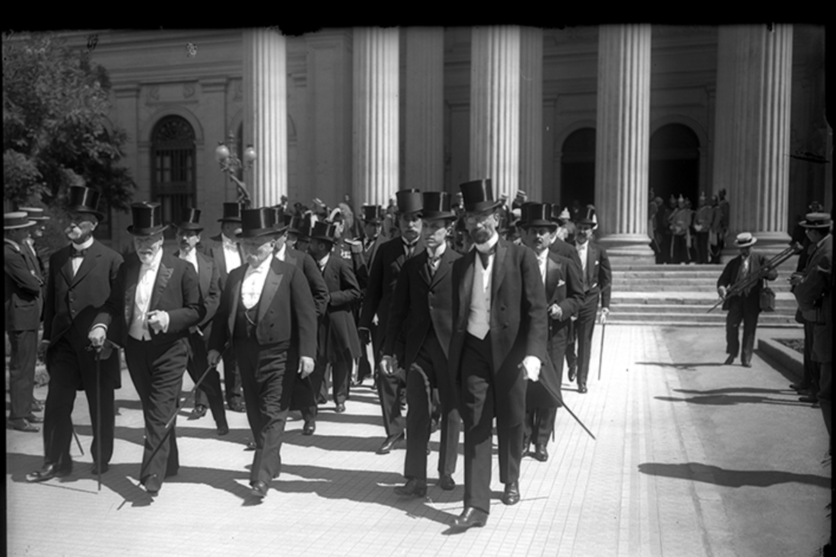 8. Políticos saliendo del Congreso Nacional, 1912.
