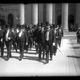 8. Políticos saliendo del Congreso Nacional, 1912.
