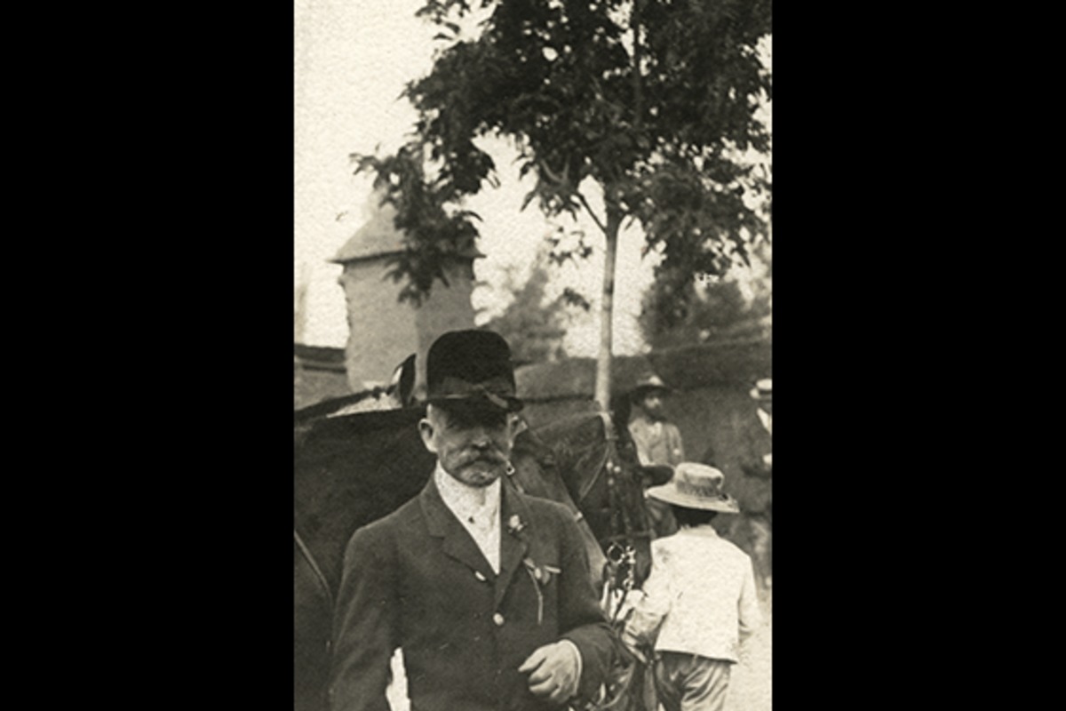 9. Retrato de Alberto Lavillauroy con traje de equitación, 1910.