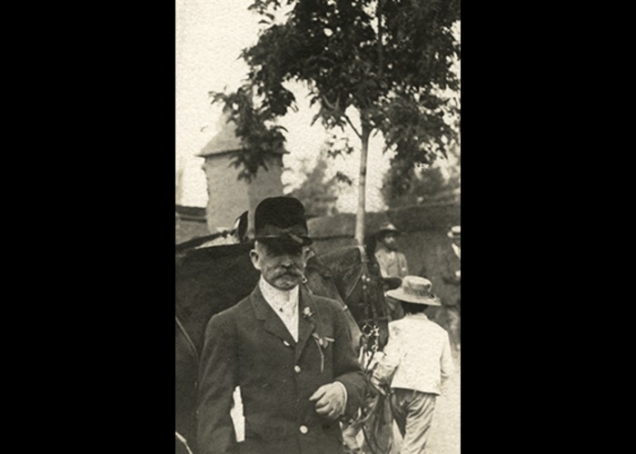 9. Retrato de Alberto Lavillauroy con traje de equitación, 1910.