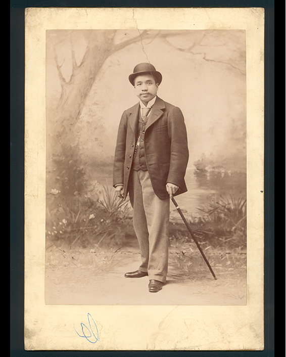 10. Retrato de hombre con bastón y sombrero. 1885.