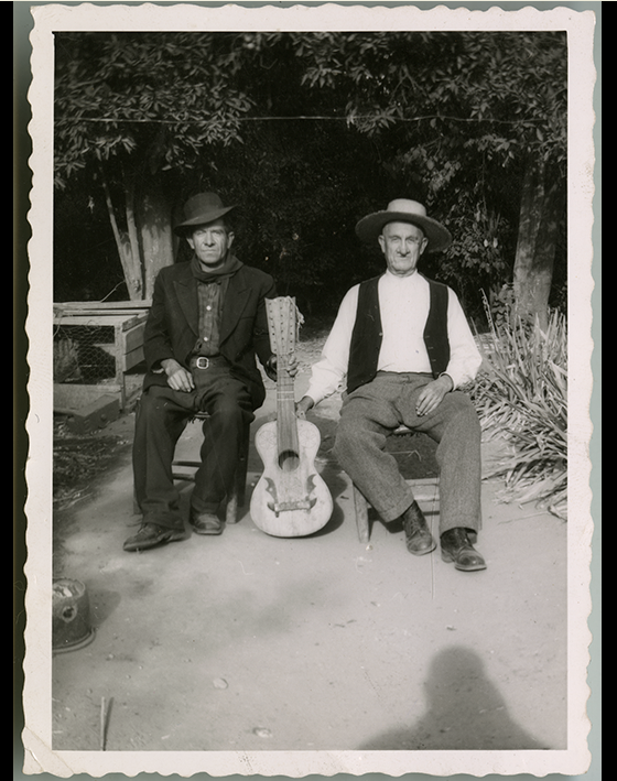 11. Retratos de dos campesinos junto a un guitarron, 1935.