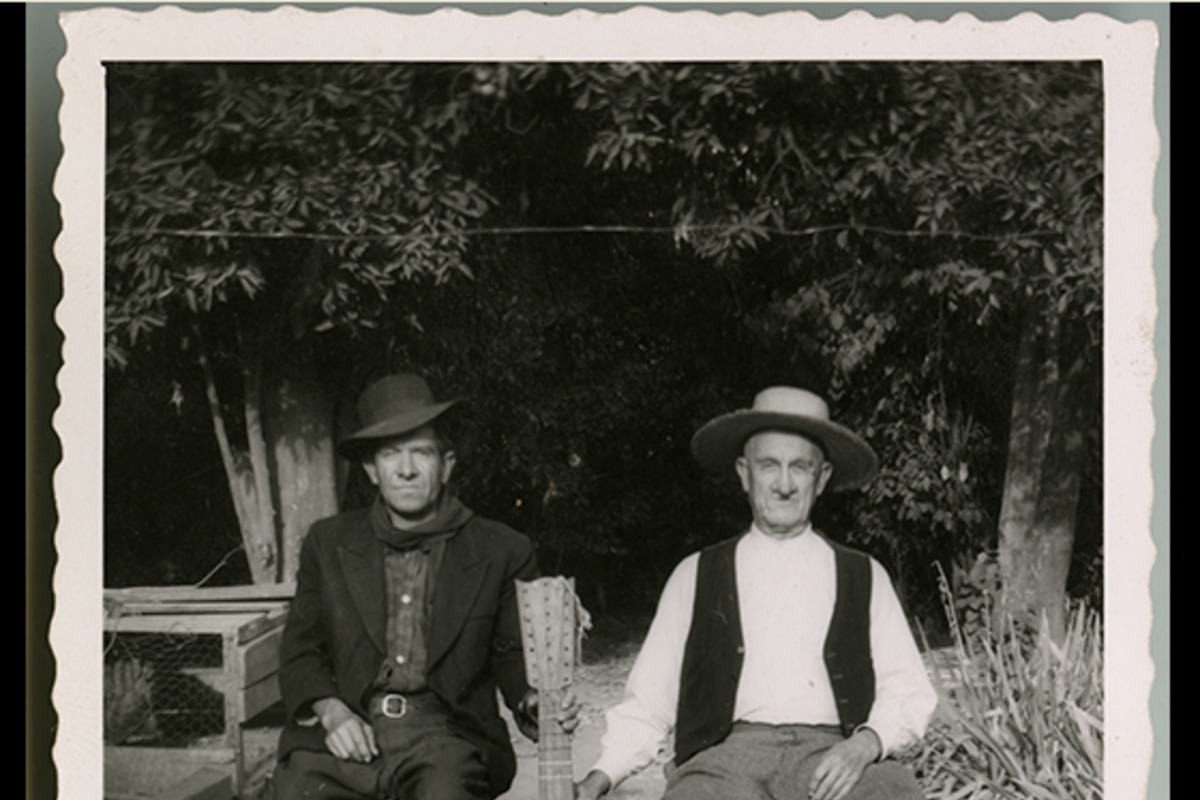 11. Retratos de dos campesinos junto a un guitarron, 1935.