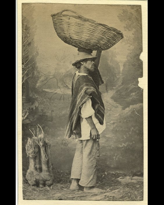 12. Vendedor callejero con poncho y una canasta sobre la cabeza, 1885.