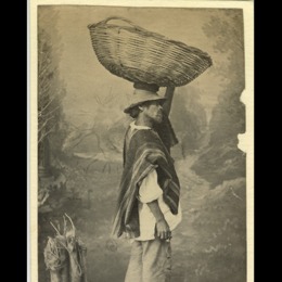 12. Vendedor callejero con poncho y una canasta sobre la cabeza, 1885.