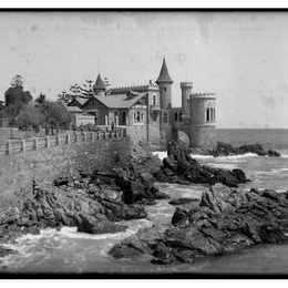 5. Castillo Wulff, sobre los roqueríos de la costa viñamarina,  1930