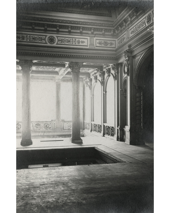 7. Vista interior del palacio Cousiño de Lota, 1930. Se observan columnas y elementos decorativos.