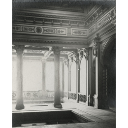 7. Vista interior del palacio Cousiño de Lota, 1930. Se observan columnas y elementos decorativos.