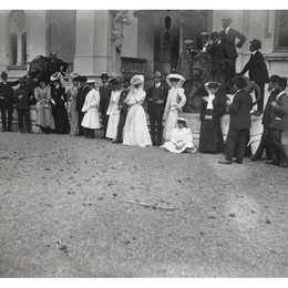 8. Hombres y mujeres a la entrada del Palacio Cousiño de Lota, 1905.