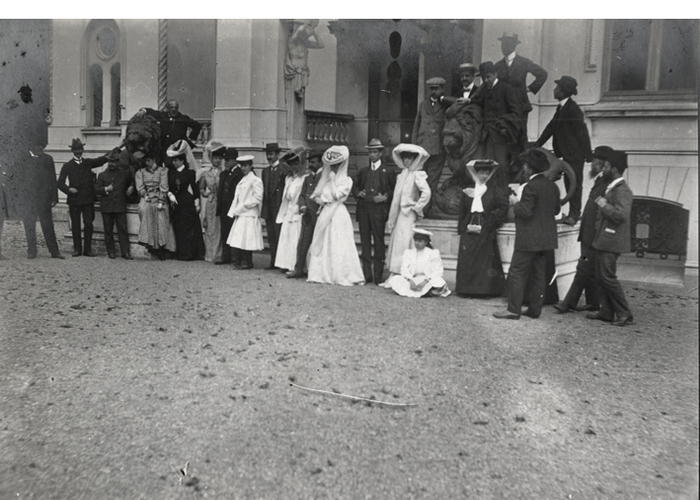 8. Hombres y mujeres a la entrada del Palacio Cousiño de Lota, 1905.