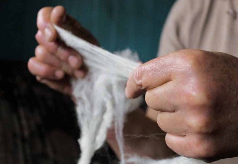Paso 3. Carmenado: la lana se estira con las manos.