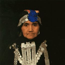 1. Mujer mapuche con su platería