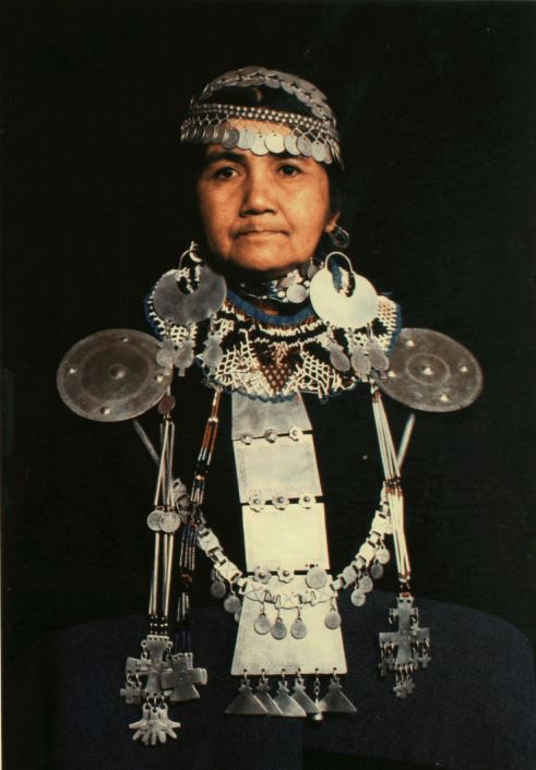 2. Mujer mapuche con su platería.