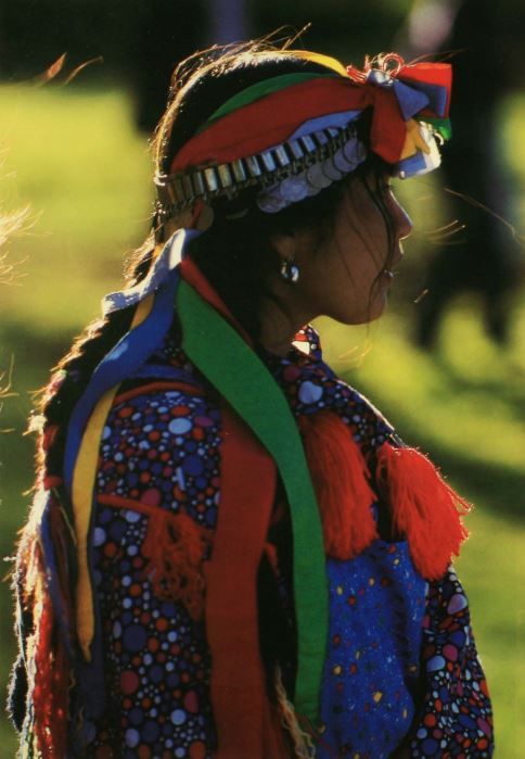 3. Cintillo de plata en mujer mapuche.