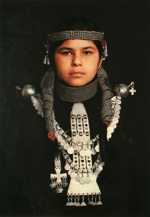 4. Mujer mapuche con su platería