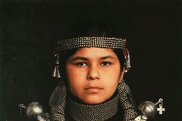 4. Mujer mapuche con su platería