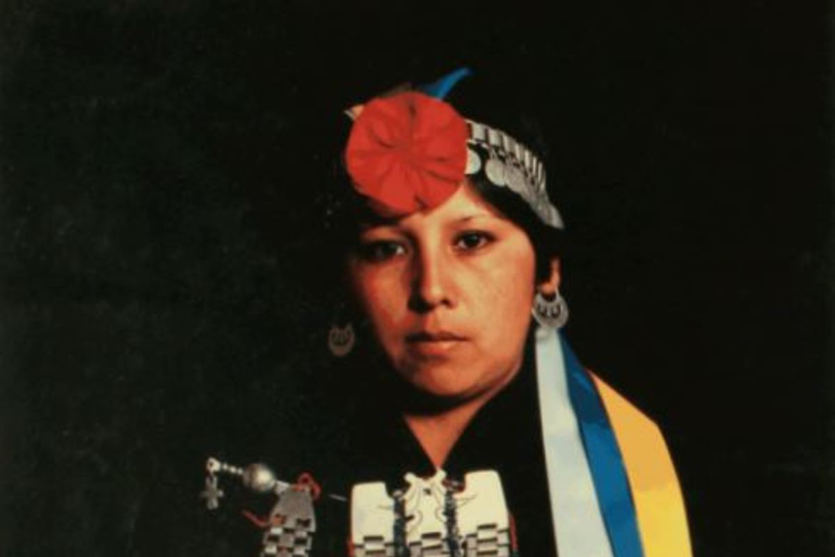 5. Mujer mapuche con su platería.