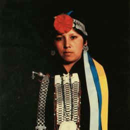 5. Mujer mapuche con su platería.
