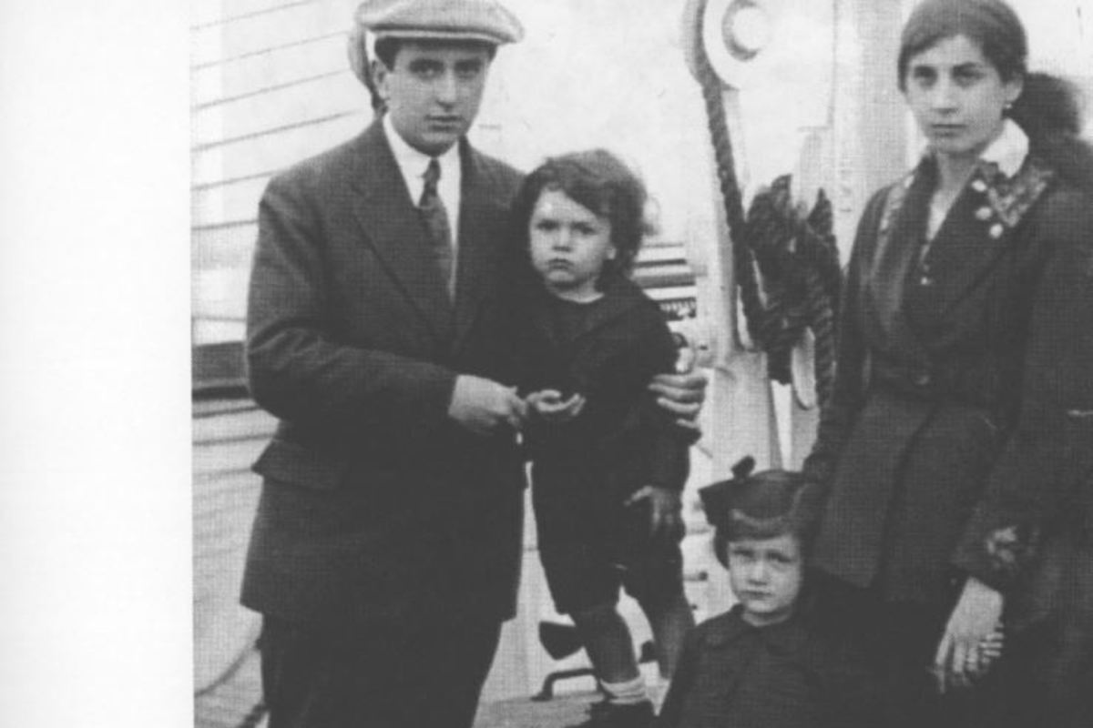 4. Huidobro y su familia viajando a Europa en 1916.