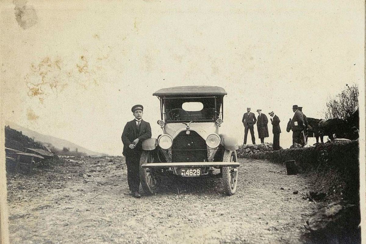 Primero auto sobre el Cerro San Cristóbal.