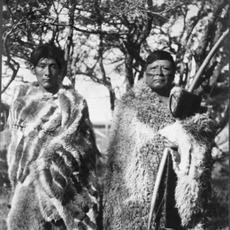 6. Cazadores Selk'nam posando con vestiduras originales, hacia 1920