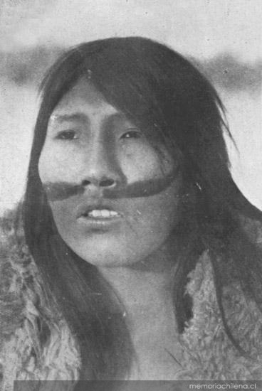 10. Mujer Selk'nam, hacia 1920.