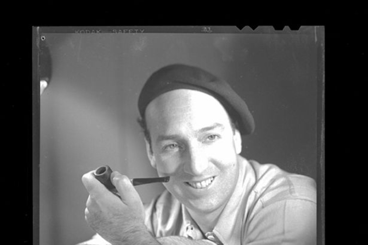 5. Roberto Parada con boina y pipa, hacia 1955