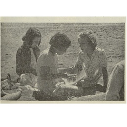 8. Un grupo de niñas lee y conversa en la playa.
