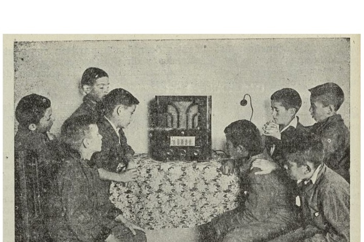 9. Un grupo de niños escucha la radio.