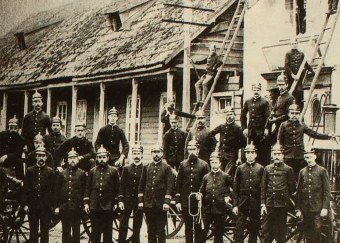 12. Miembros de la Compañía Alemana Germania, de Osorno, hacia 1900.