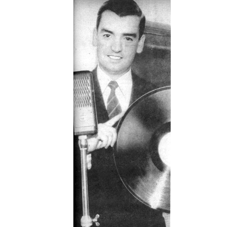 4. Raúl Matas, conductor del programa “Discomanía” en Radio Minería, 1950.
