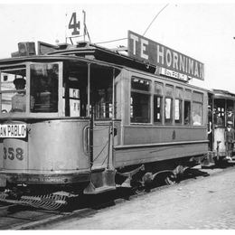 1. Tranvía circulando por alrededores de Plaza Mapocho, 1930.