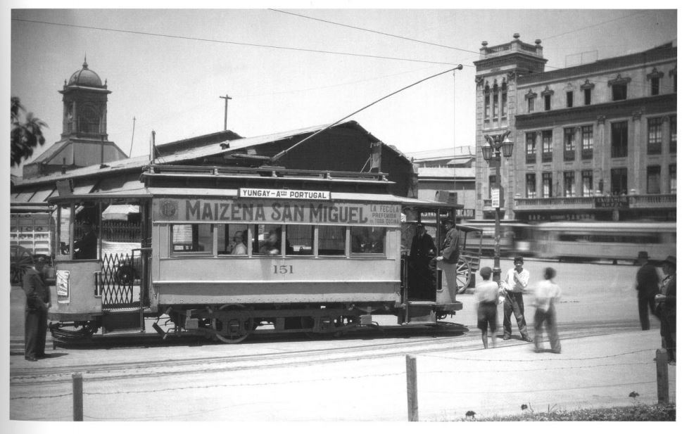 2. Tranvía en Plaza Mapocho con el Mercado Central de fondo, 1935.
