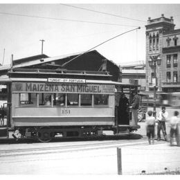 2. Tranvía en Plaza Mapocho con el Mercado Central de fondo, 1935.