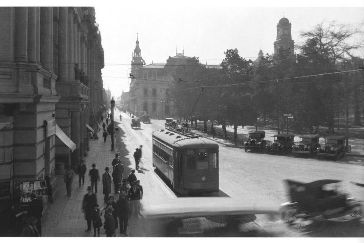 3. Tranvía en Plaza de Armas, 1927.