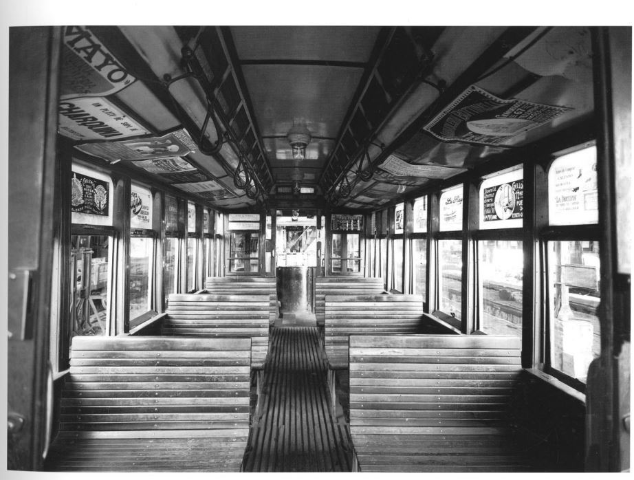 10. Interior de un carro eléctrico, 1920.