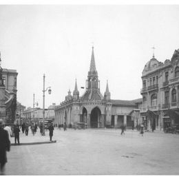 2. Postes de luz en las calles. Iglesia de las Carmelitas y entrada al Cerro Santa Lucía, 1932.